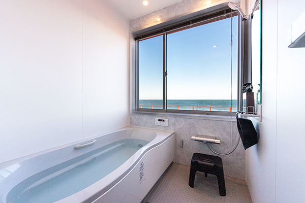 海を眺める個別バスルーム